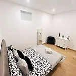 Rooms, Ideal Location For Tourists بيت شباب *