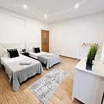 Rooms, Ideal Location For Tourists بيت شباب *