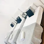 Rooms, Ideal Location For Tourists بيت شباب *