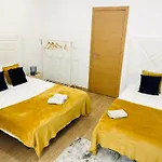 Rooms, Ideal Location For Tourists بيت شباب