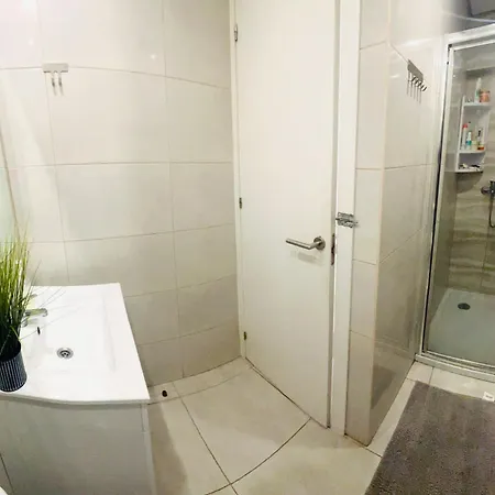 Rooms, Ideal Location For Tourists بيت شباب