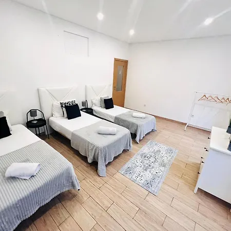 Rooms, Ideal Location For Tourists بيت شباب *